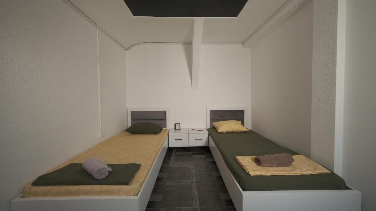 Hostel Dera Приштина Экстерьер фото