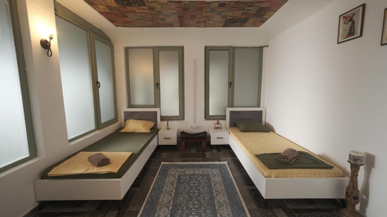 Hostel Dera Приштина Экстерьер фото