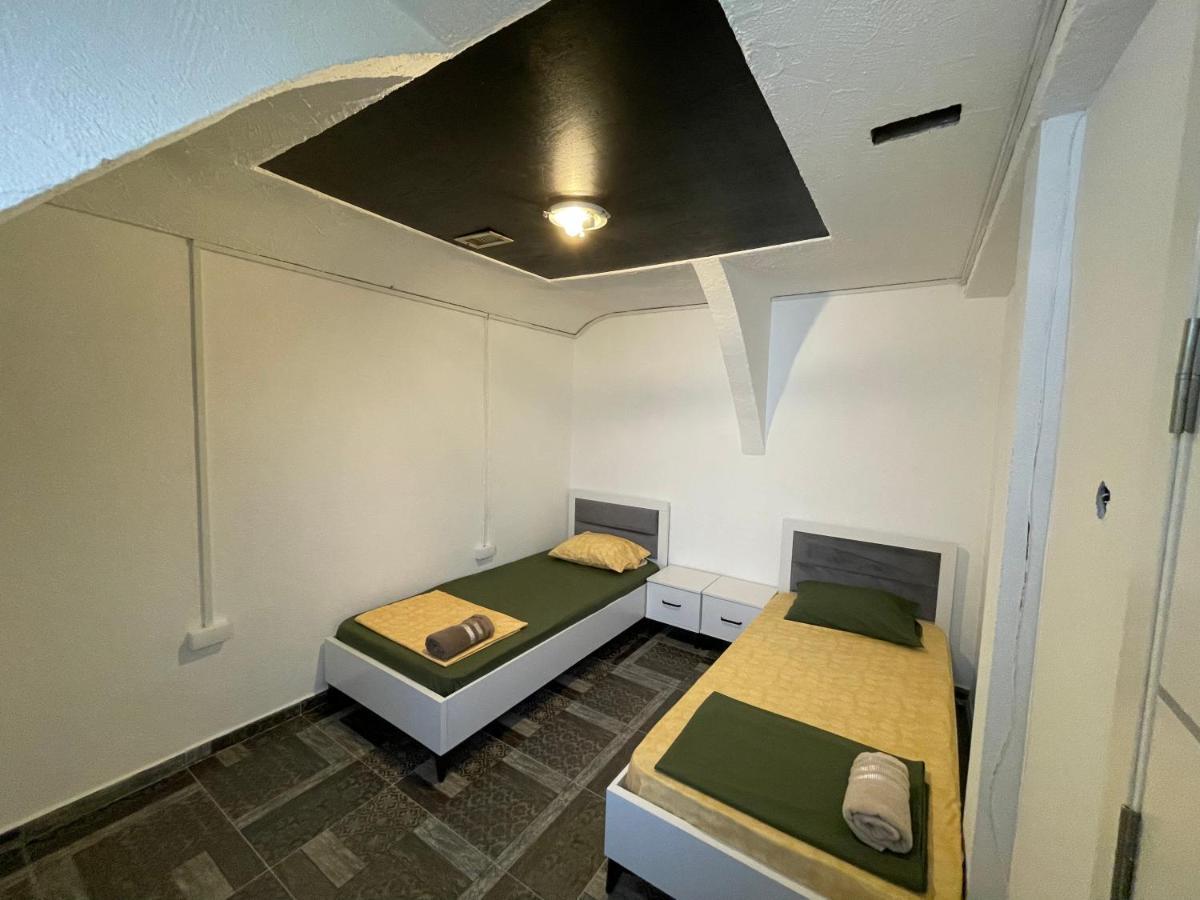 Hostel Dera Приштина Экстерьер фото